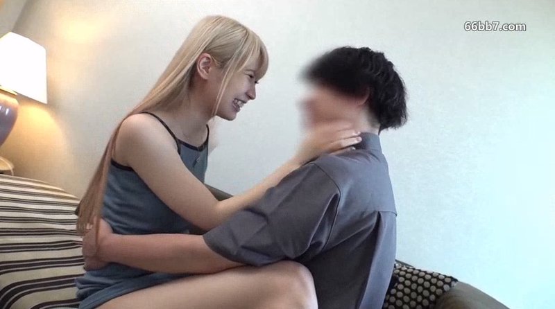 A杯平胸女大学生奈奈酱，与深爱的男友甜蜜到爆的生插入性爱 FC2PPV-4755715