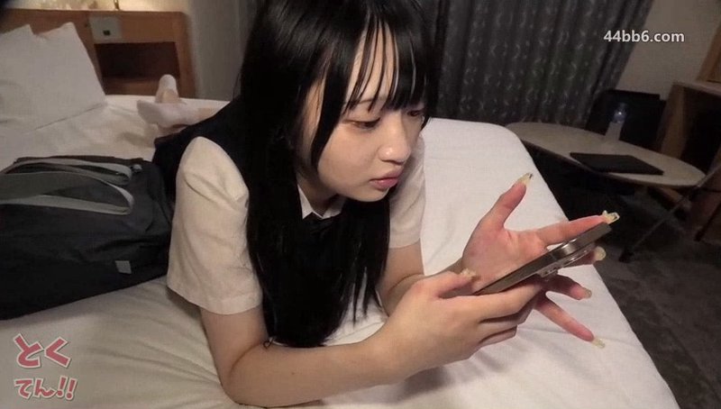在酒店放松的黑发清纯系美人与制服装扮激烈交缠。夹杂着吐息的性感呻吟～敏感度超高的紧致小穴连连高潮❤浓厚中出し！FC2PPV-4765911