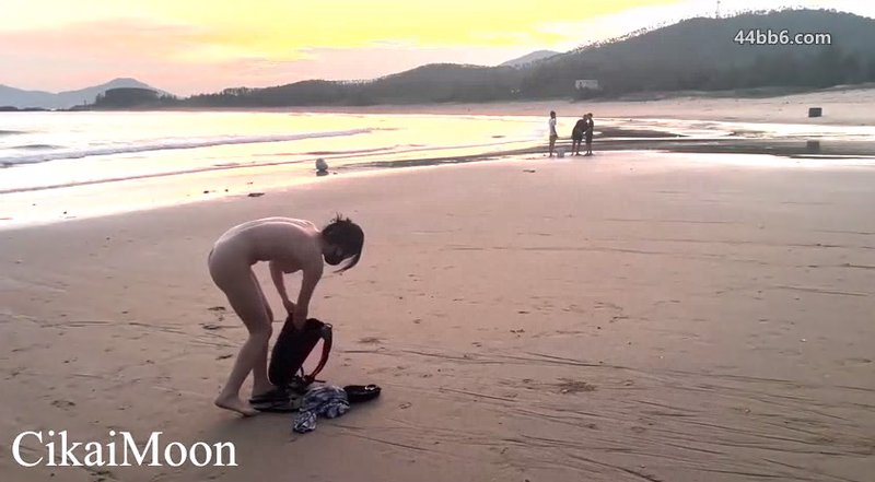 天花板露出狂人御姐 海滩裸体无惧露出，勾引路人嬉笑讨论大饱眼福