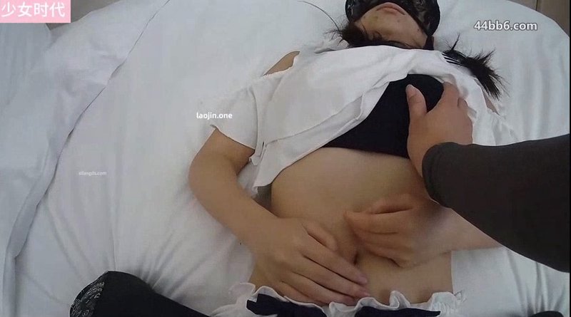 耐不住寂寞，想被操了，猛操少女时，骚穴发出放屁的声音，尴尬的捂脸