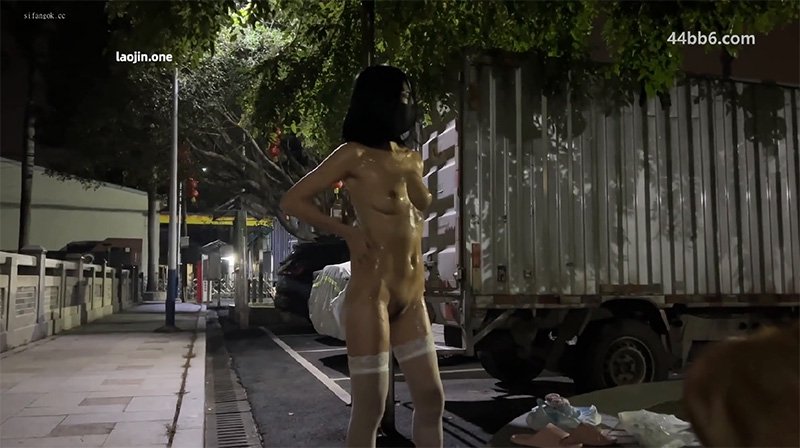 人气露出女神，【cikaimoon】，深夜带着狗狗出门，大街上脱光光，搭讪闲聊路人，屌炸了真胆大
