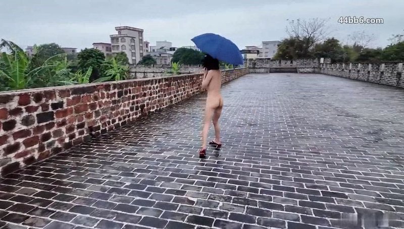 天花板露出狂人【cikaimoon】最新作品，雨天打伞全裸居民区闲逛一路惊险刺激