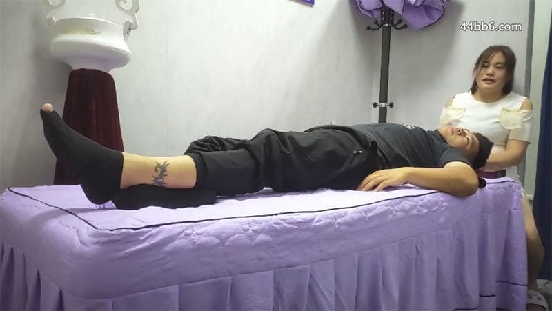 勾引顾客店内口爆啪啪3p满足性欲