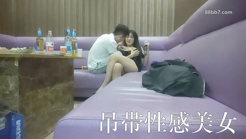 歌厅探花 KTV包厢第一场 吊带性感美女口硬沙发后入 表情诱人